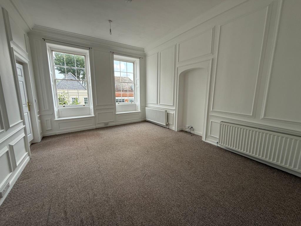 Lot: 106 - MIXED USE INVESTMENT - VACANT SHOP, FIVE FLATS, PARKING SPACES AND SEVEN STORES - Flat 2 bedroom